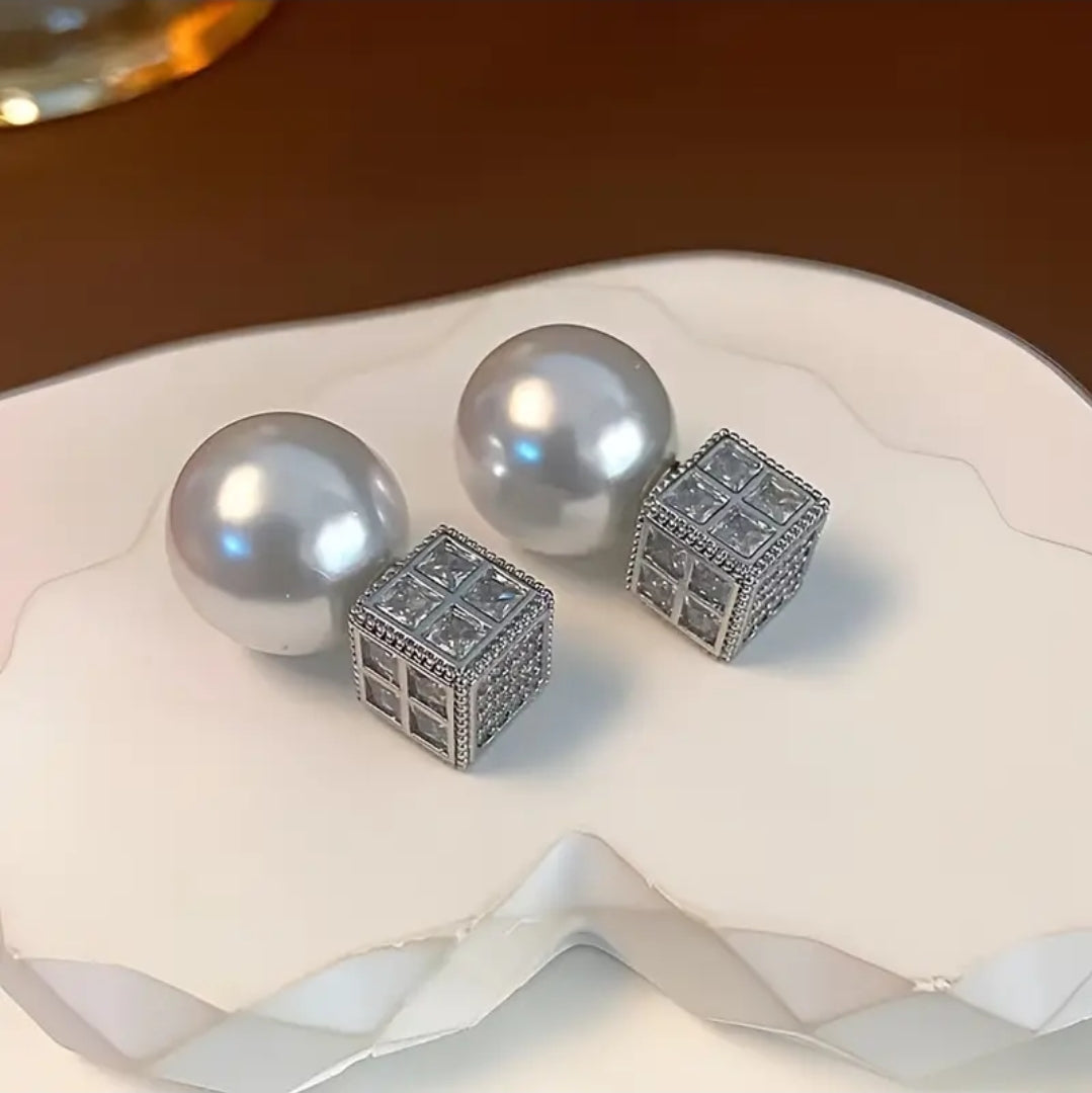 Hooly earing