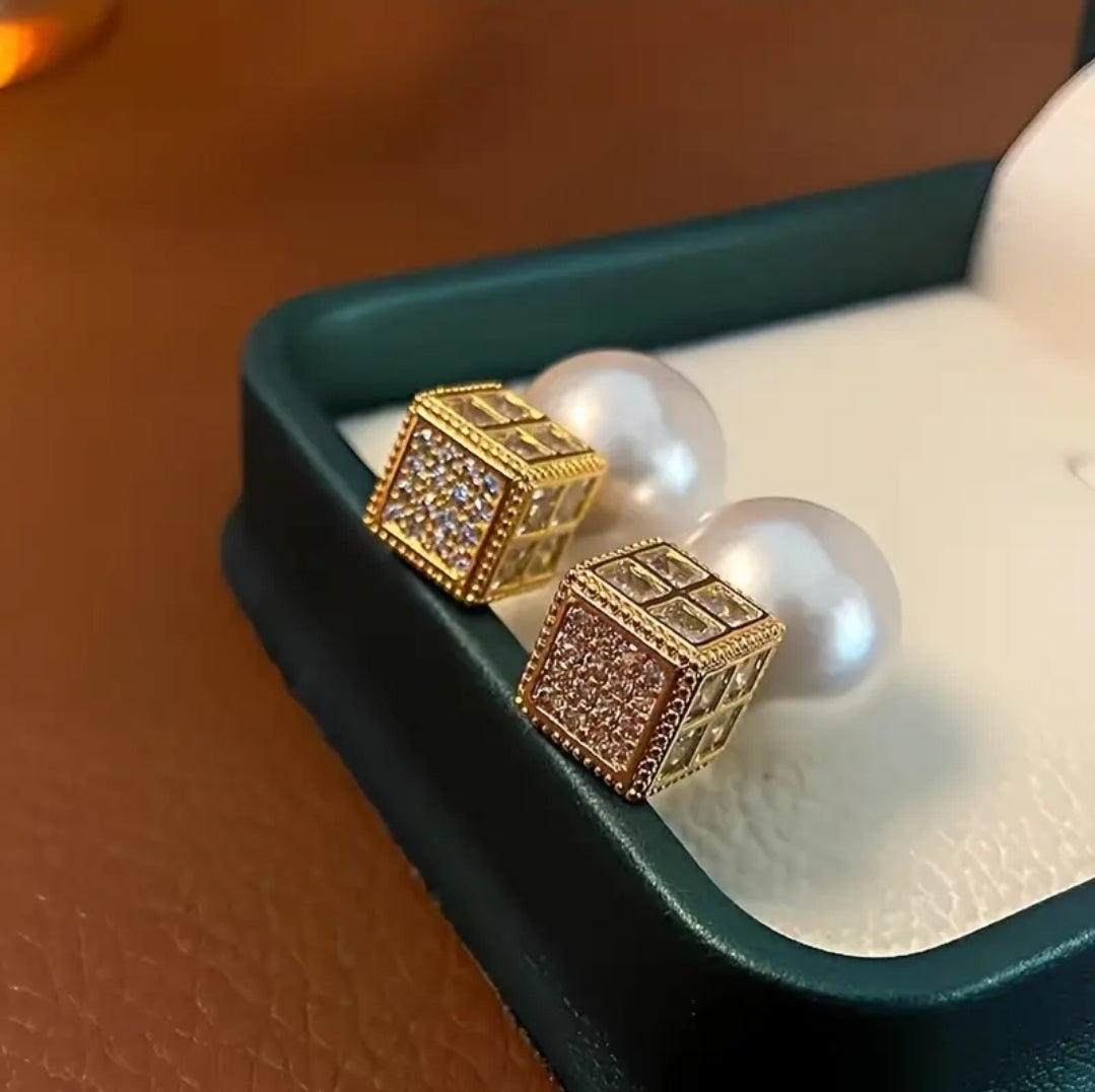 Hooly earing