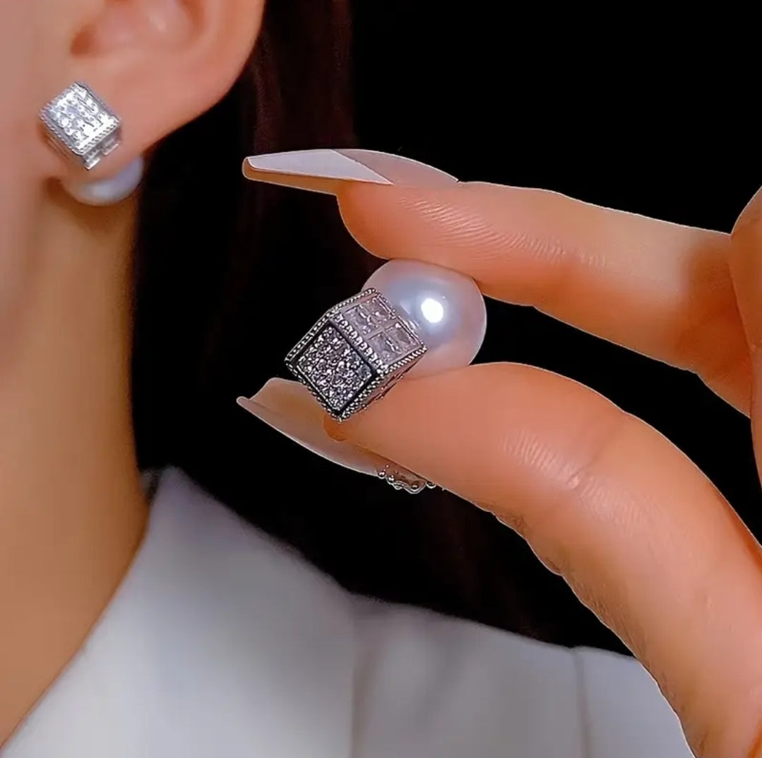 Hooly earing