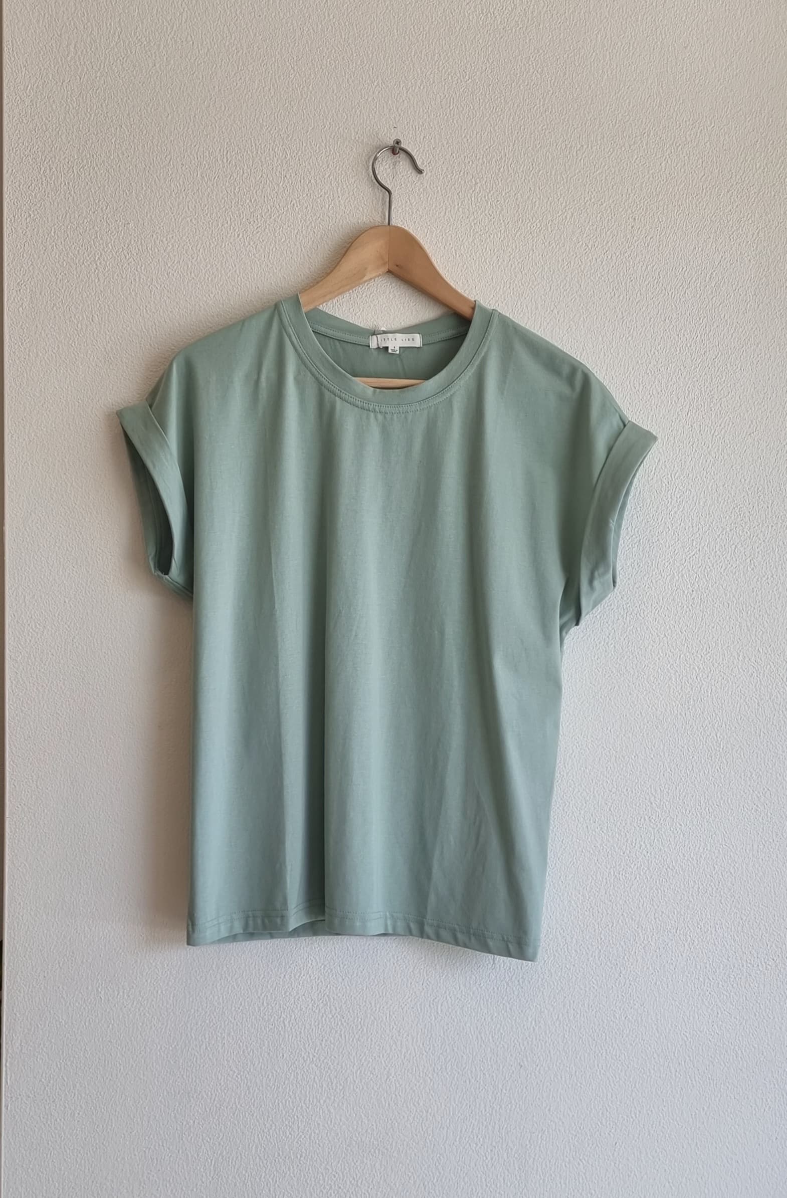 Cotton stretch t-shirt hanging display