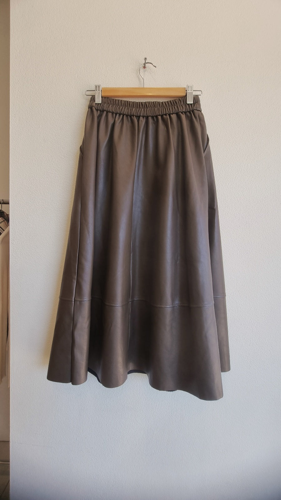 Brown faux leather midi skirt with elastic waistband and side pockets