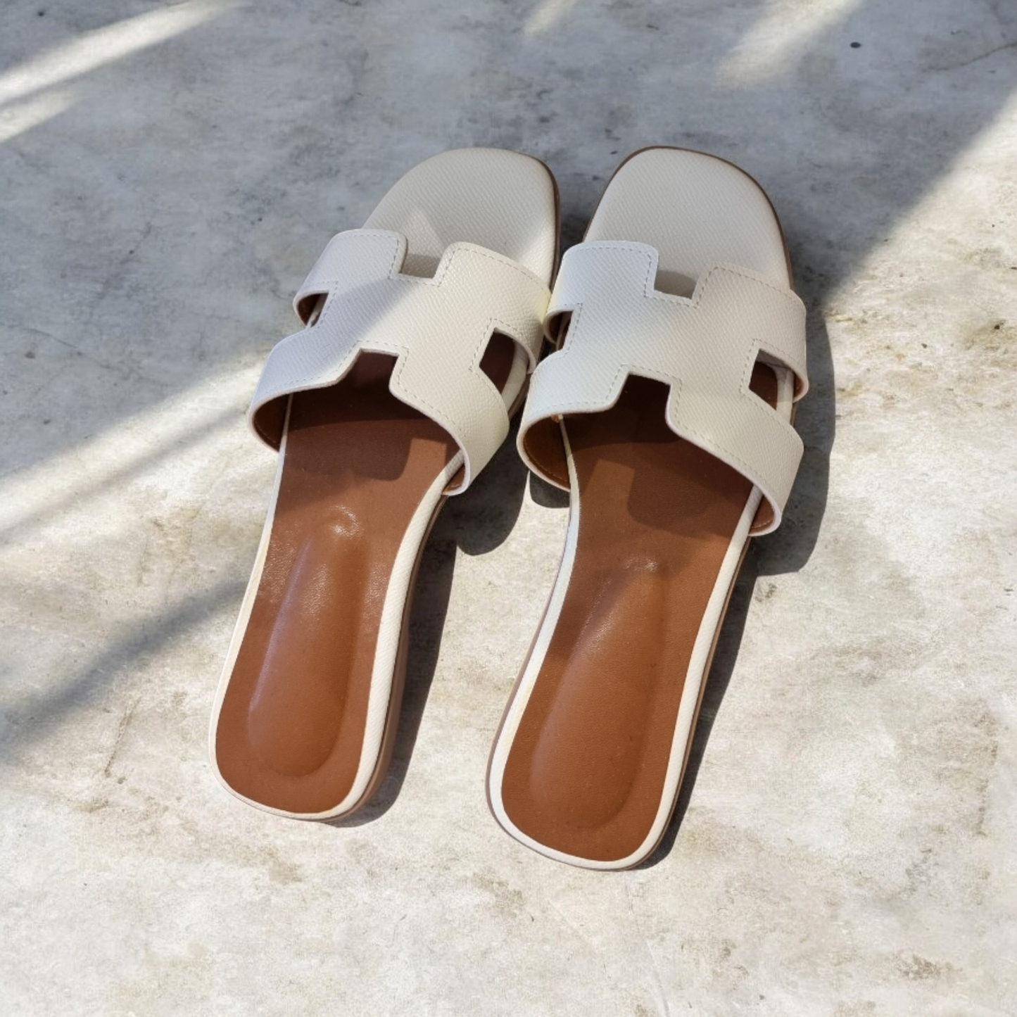 H SLIDE SANDALS