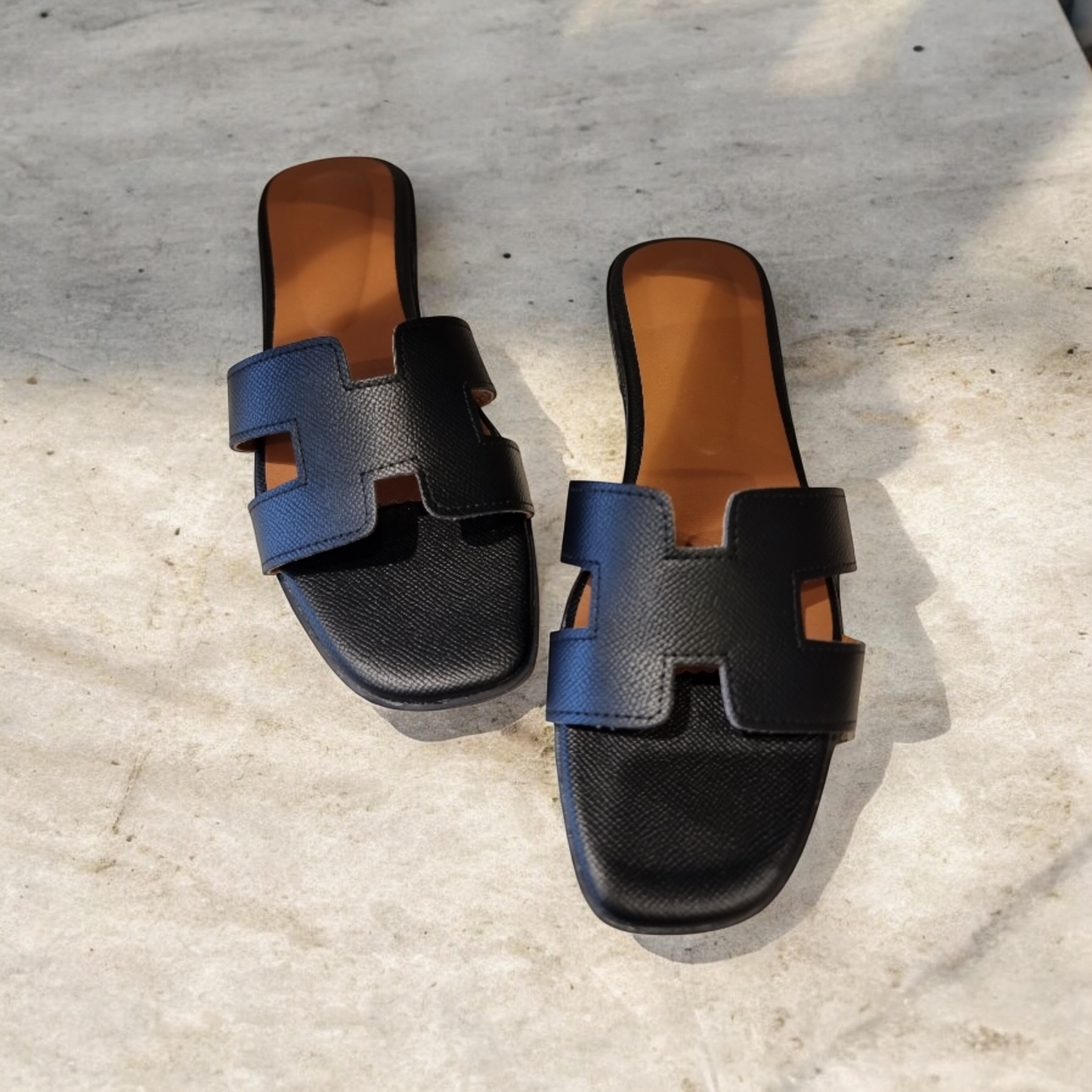 H SLIDE SANDALS