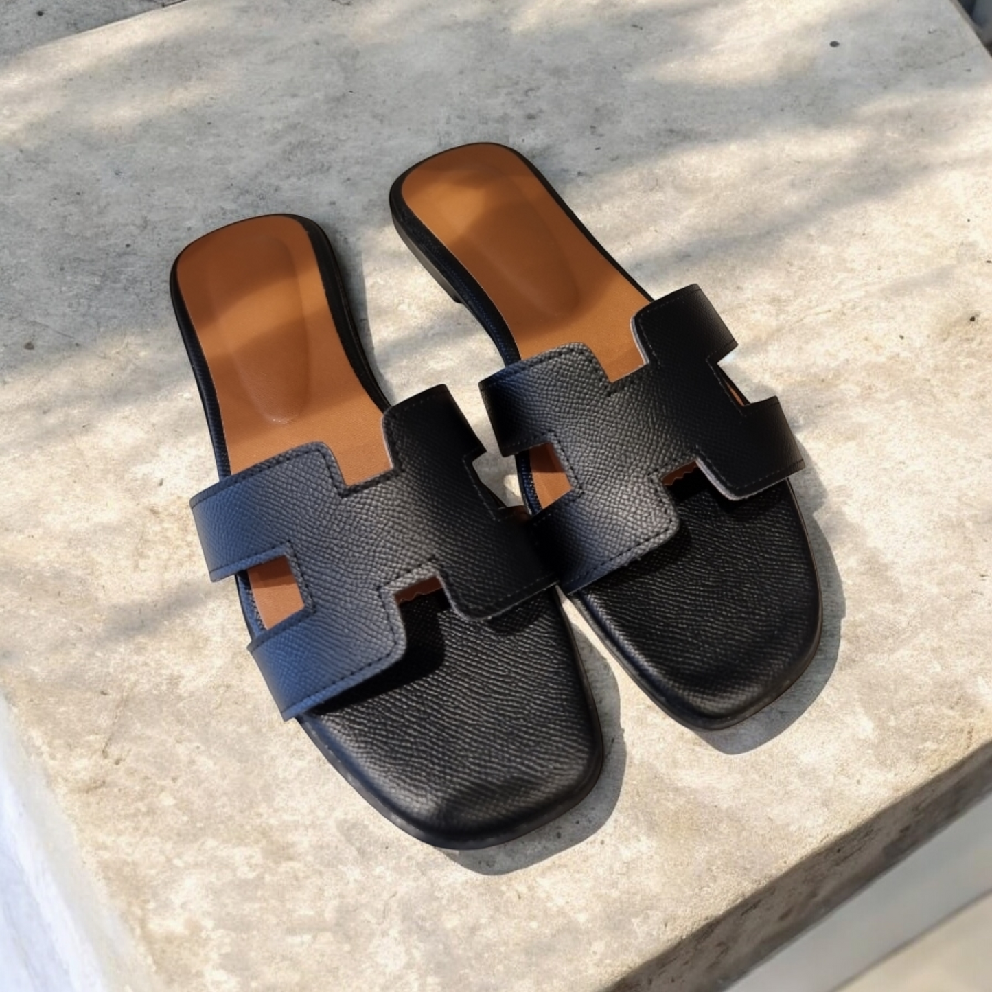 H SLIDE SANDALS