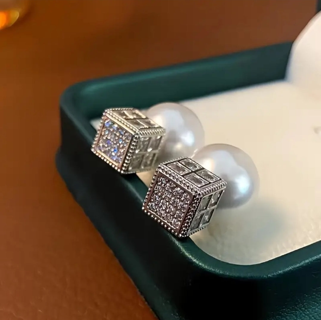 Hooly earing