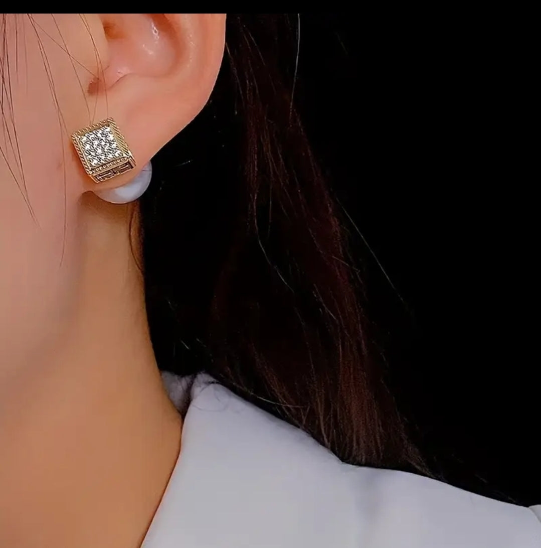 Hooly earing